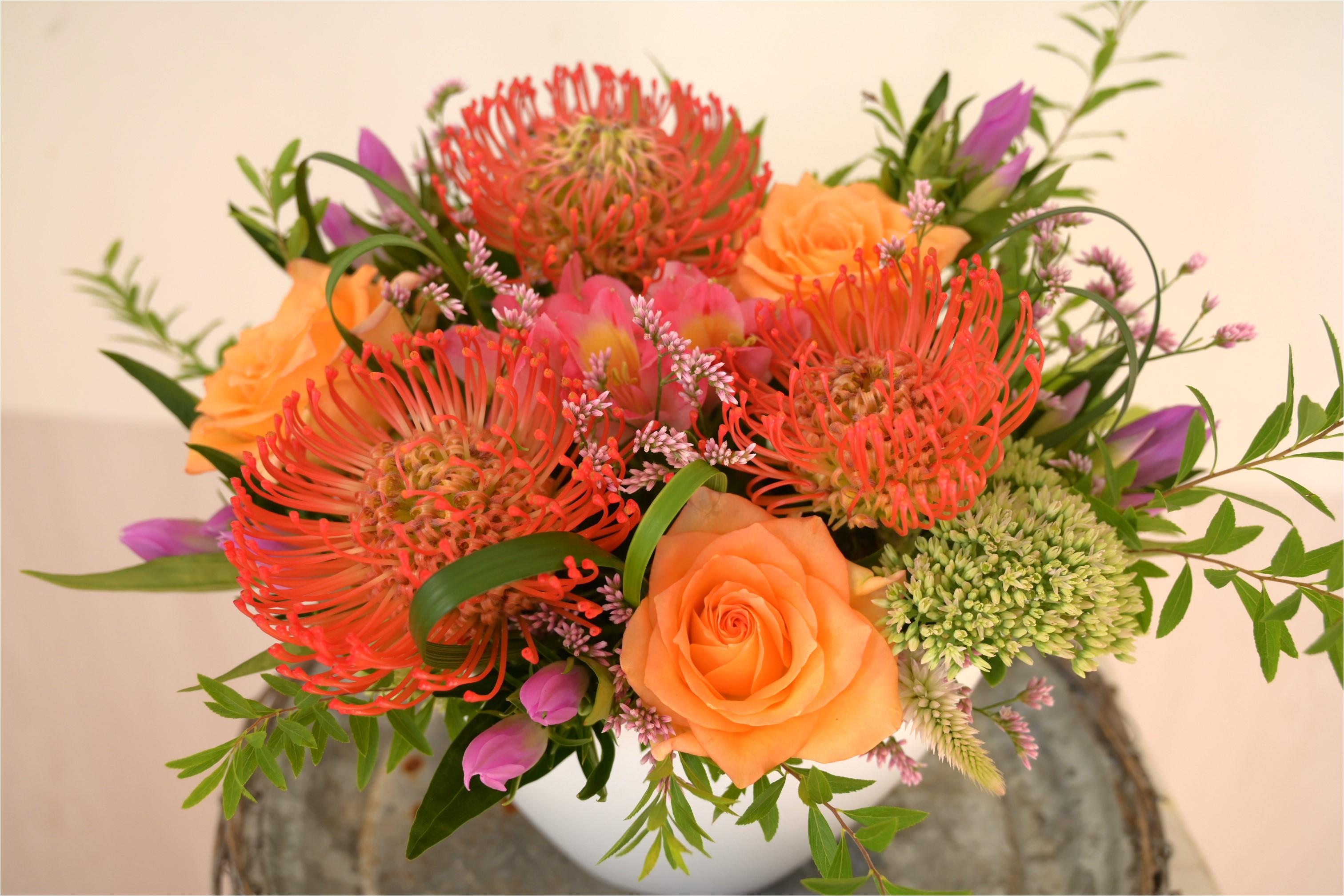 ピンクッションの入ったアレンジ♪